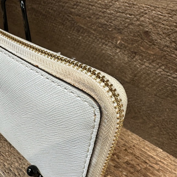 Michael Kors White Saffiano Leather Zip Wallet - Picture 4 of 10